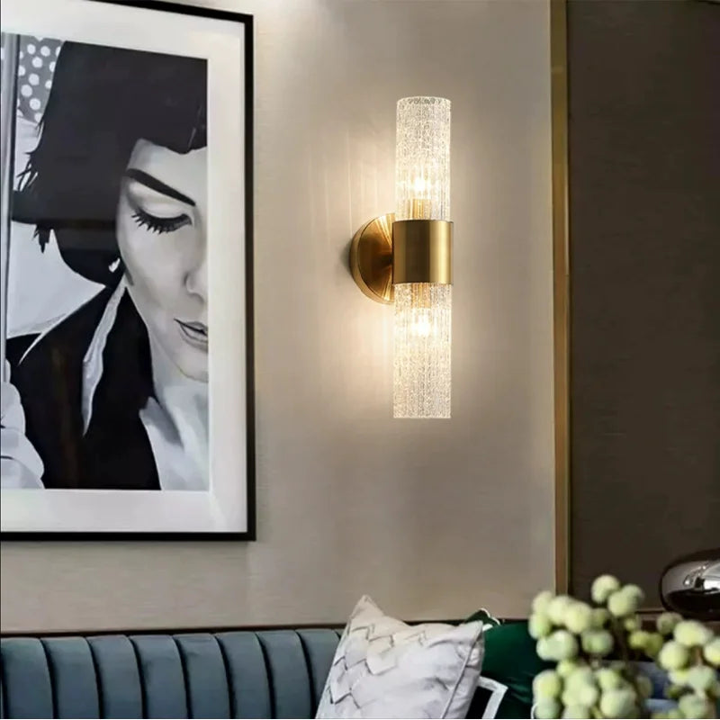 Vue de côté de l'applique murale LED acrylique avec tube doré