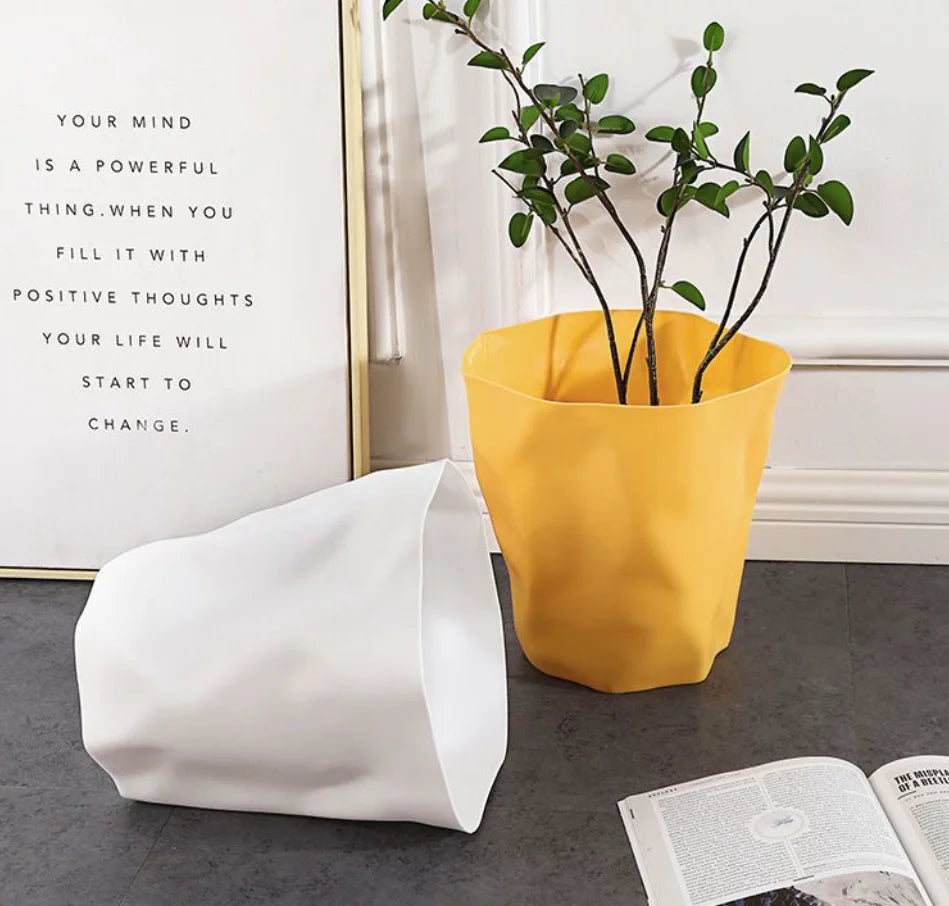 Poubelle créative blanche 10 litres dans une salle de bain moderne
