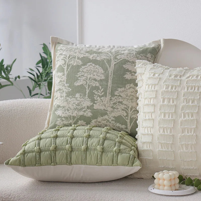 Élégants coussins décoratifs aux motifs floraux et textures texturées, créant une ambiance douce et sereine dans un espace de repos.