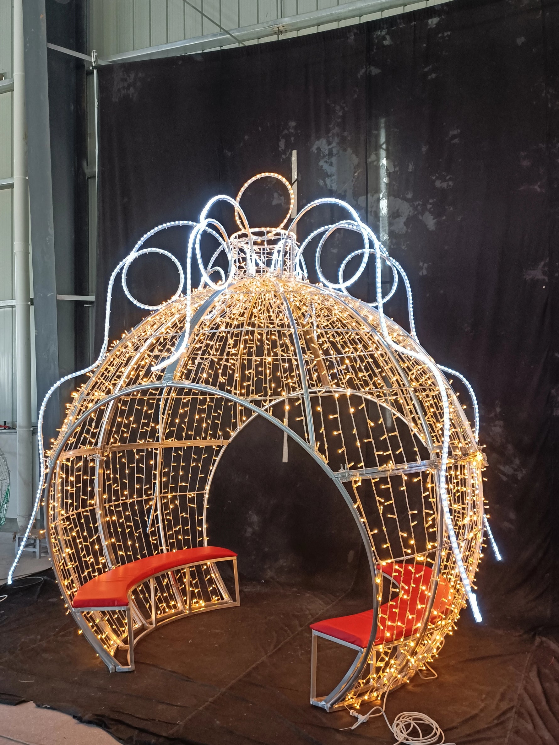 Boule lumineuse LED 3D indigo sur une terrasse moderne