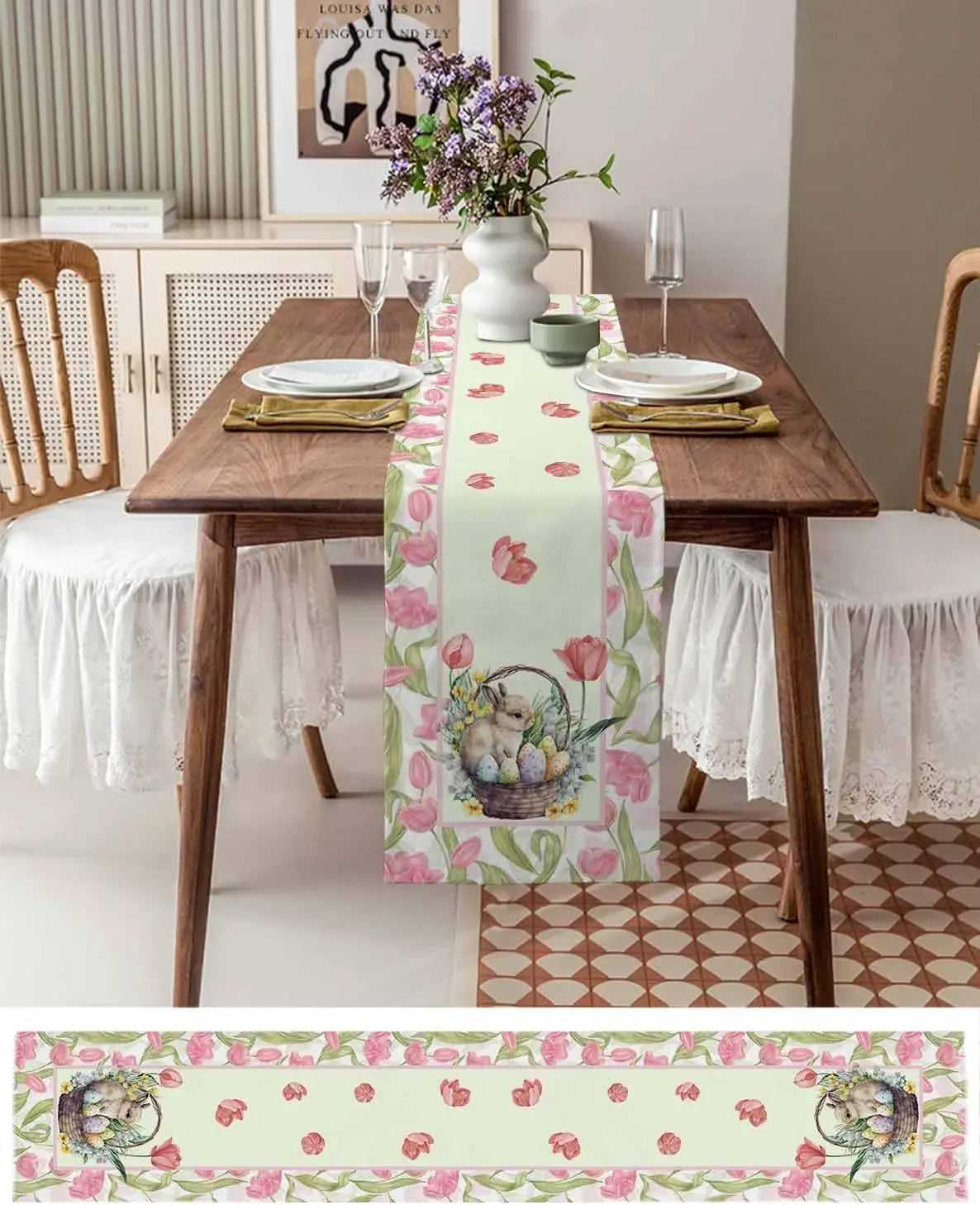 Une belle table de salle à manger décorée de fleurs de tulipes roses et d'un chemin de table fleuri avec un panier d'oeufs de Pâques, créant une ambiance printanière chaleureuse et conviviale.