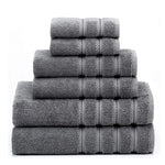 Set de 6 serviettes de bain en coton jacquard épais couleur blanche sur étagère en bois