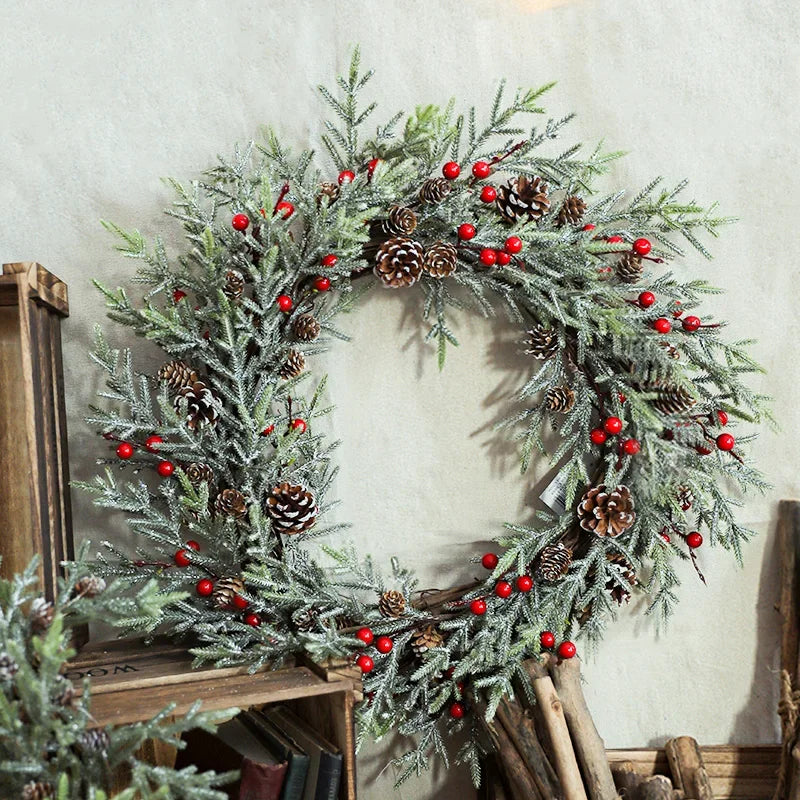 Couronne de Noël pomme de pin décorant un mur intérieur