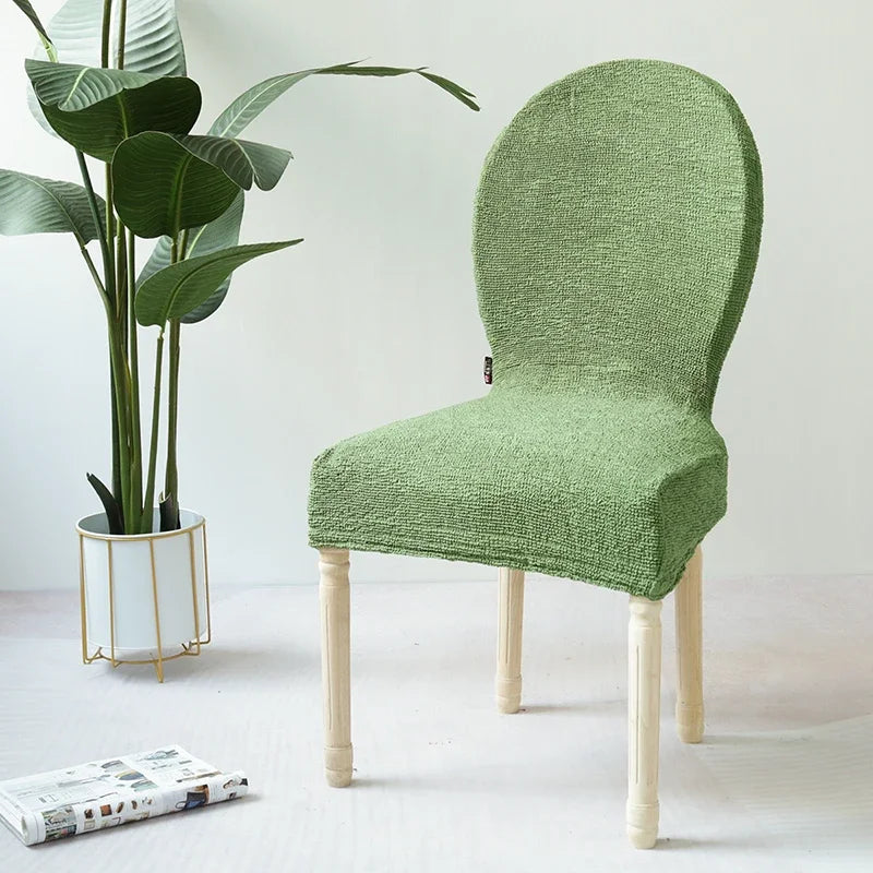Housse de chaise installée sur chaise à dossier rond