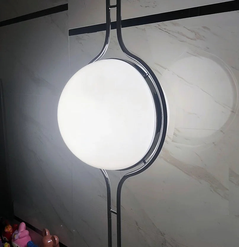 Lampadaire médiéval moderne éclairant un coin lecture