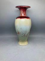 Vase de céramique en grès avec un motif bicolore rouge et blanc cassé.