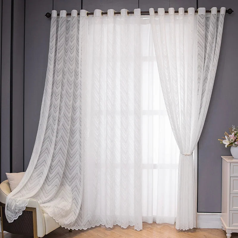Détail des rayures discrètes sur le voilage blanc en polyester