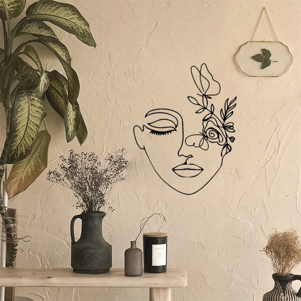 Décor mural métal noir accroché sur un mur de salon moderne