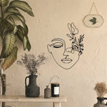 Décor mural métal noir accroché sur un mur de salon moderne