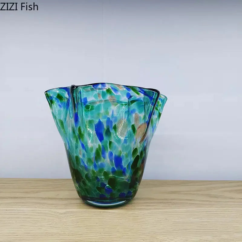 Vase floral en verre transparent dans un intérieur design