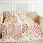 Couvre-lit patchwork réversible en coton floral rose sur un lit