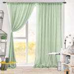 Rideaux en tissu vert menthe dans un salon lumineux avec une table et des étagères.