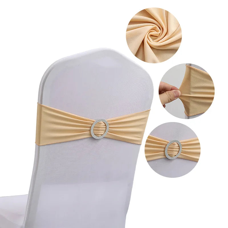 Chaise recouverte d'un tissu gris, avec une ceinture beige ornée d'une boucle strass, offrant un aspect élégant et raffiné pour les événements.