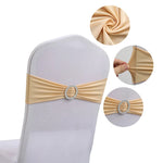 Chaise recouverte d'un tissu gris, avec une ceinture beige ornée d'une boucle strass, offrant un aspect élégant et raffiné pour les événements.