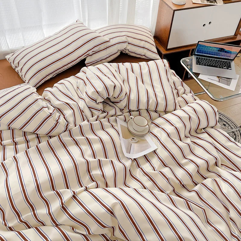 Parure de lit rayures nordique gris clair sur un lit queen size
