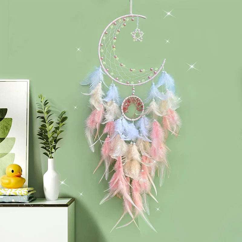 Un magnifique attrape-rêves orné de plumes pastel et de cristaux étincelants, suspendu dans un décor lumineux.