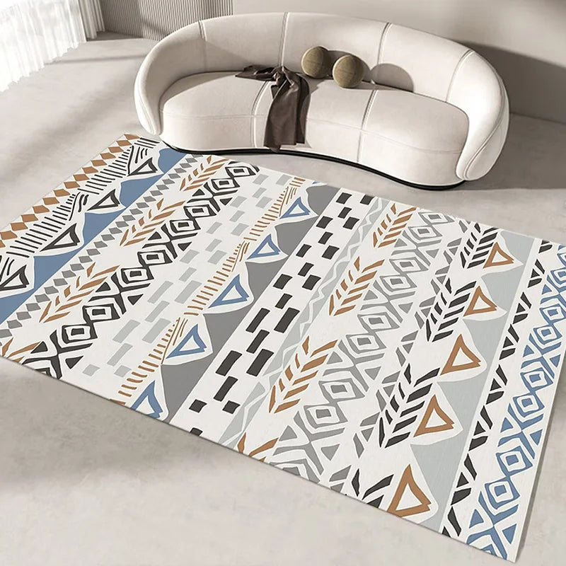 Tapis géométrique aux motifs ornementaux en nuances de gris, bleu et marron, créant une ambiance contemporaine et chaleureuse dans la pièce.
