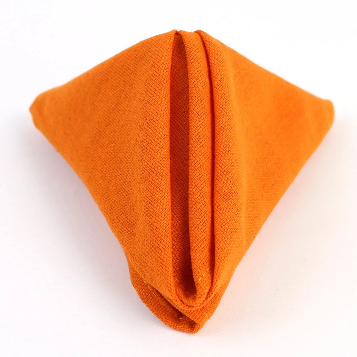 Une écharpe orange en tricot épais et doux, offrant une belle texture et une teinte chaude et attrayante.