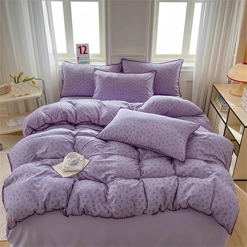 Détail du motif floral de la parure de lit violet pour chambre
