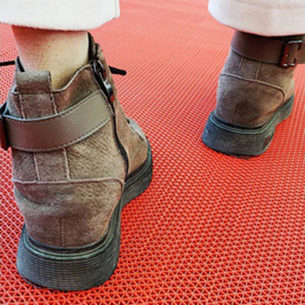 Tapis de bain en maille creuse rouge dans une cuisine contemporaine