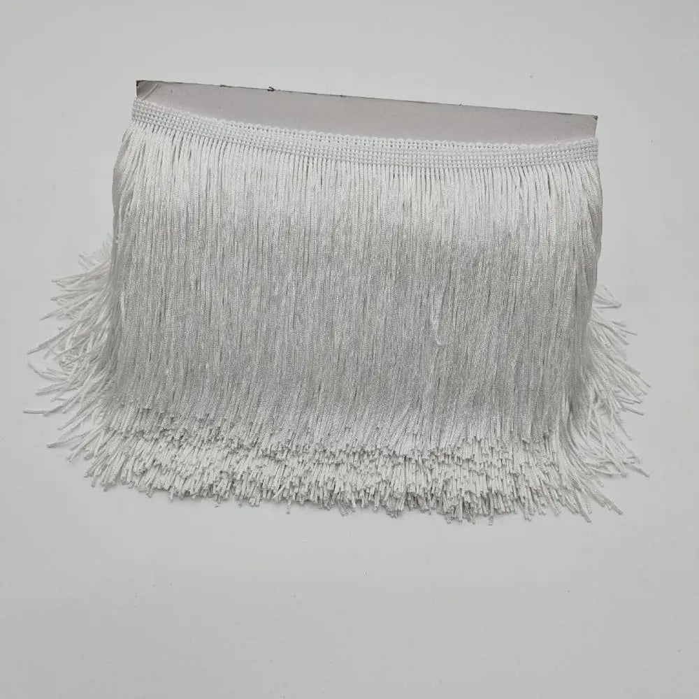 Détail des pompons sur la frange dentelle rideau