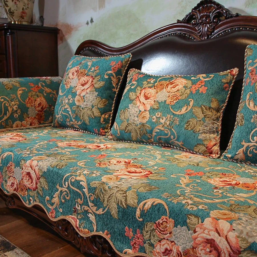 Ce canapé vintage richement orné de motifs floraux en velours turquoise crée une atmosphère chaleureuse et élégante dans la pièce.