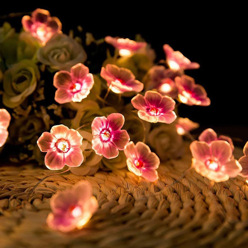 Guirlande lumineuse rose Sakura allumée sur une table de fête
