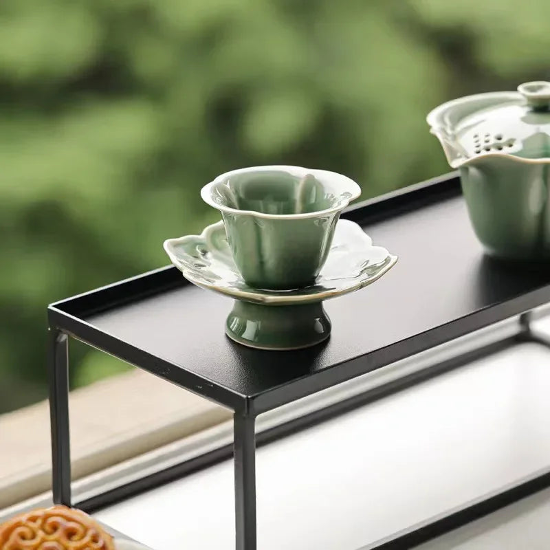 Dessous de verre rétro bleu ciel sur une table de salon zen