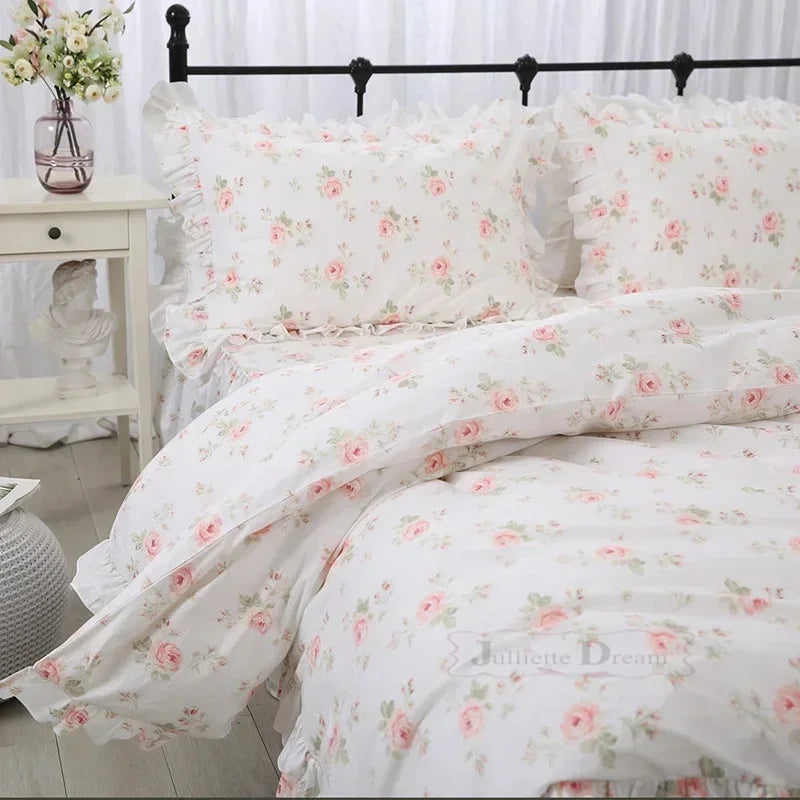 Parure de lit fleurs de jardin dans une chambre décorée avec style romantique