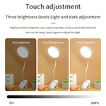 Lampe LED rechargeable noire en position clip sur bureau