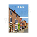 Vue d'une rue animée dans une ville pittoresque, avec des maisons colorées aux fenêtres à guillotine et une affiche publicitaire pour la ville de Thirsk.