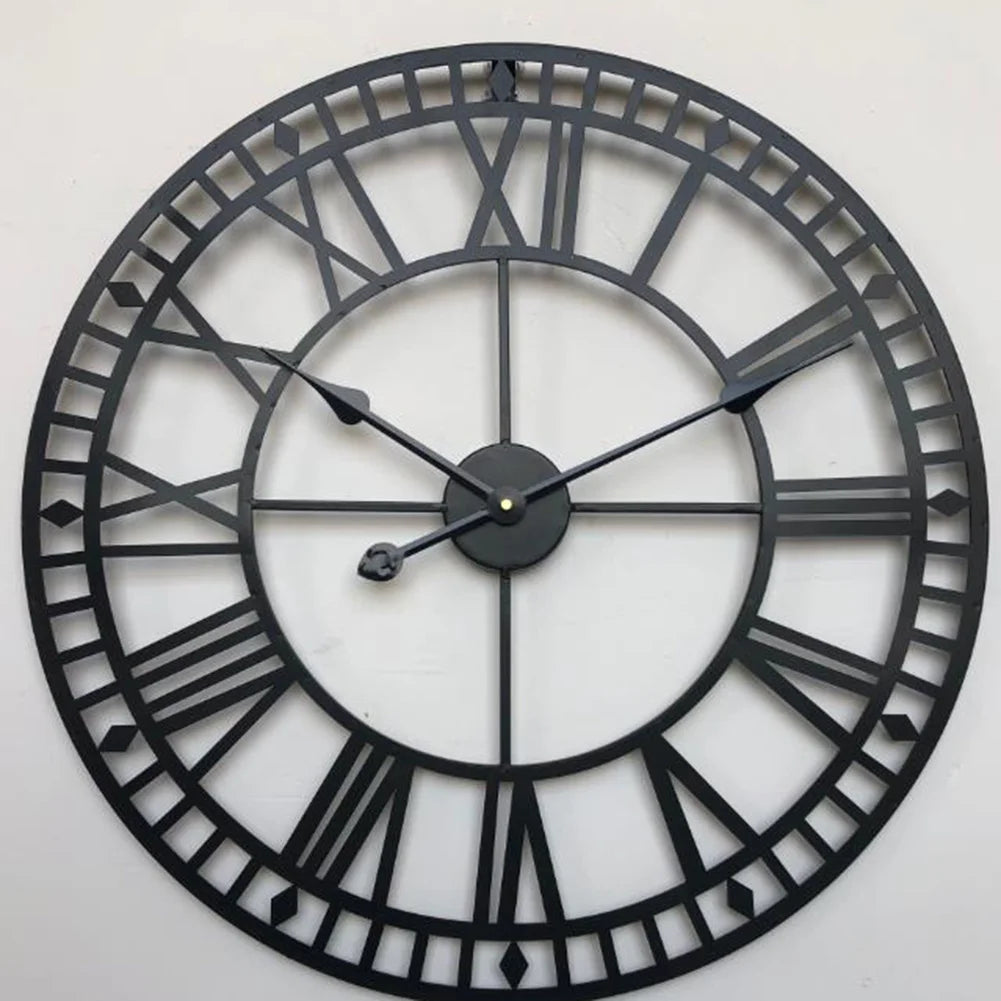 Détail du cadran ouvert de l'horloge murale squelette en métal
