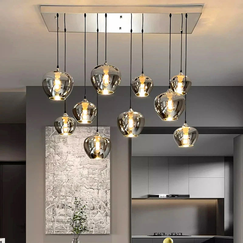 Lustre suspendu moderne noir avec verre décoratif éclairant un salon