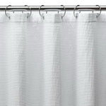Image montrant des rideaux élégants en fibres de polyester, présentant un design maillé unique en nuances de blanc. Ces rideaux de haute qualité ajoutent une touche contemporaine à tout espace, tout en offrant une solution efficace pour contrôler la lumière et protéger l'intimité. Parfait pour ceux qui recherchent des rideaux innovants et esthétiques.