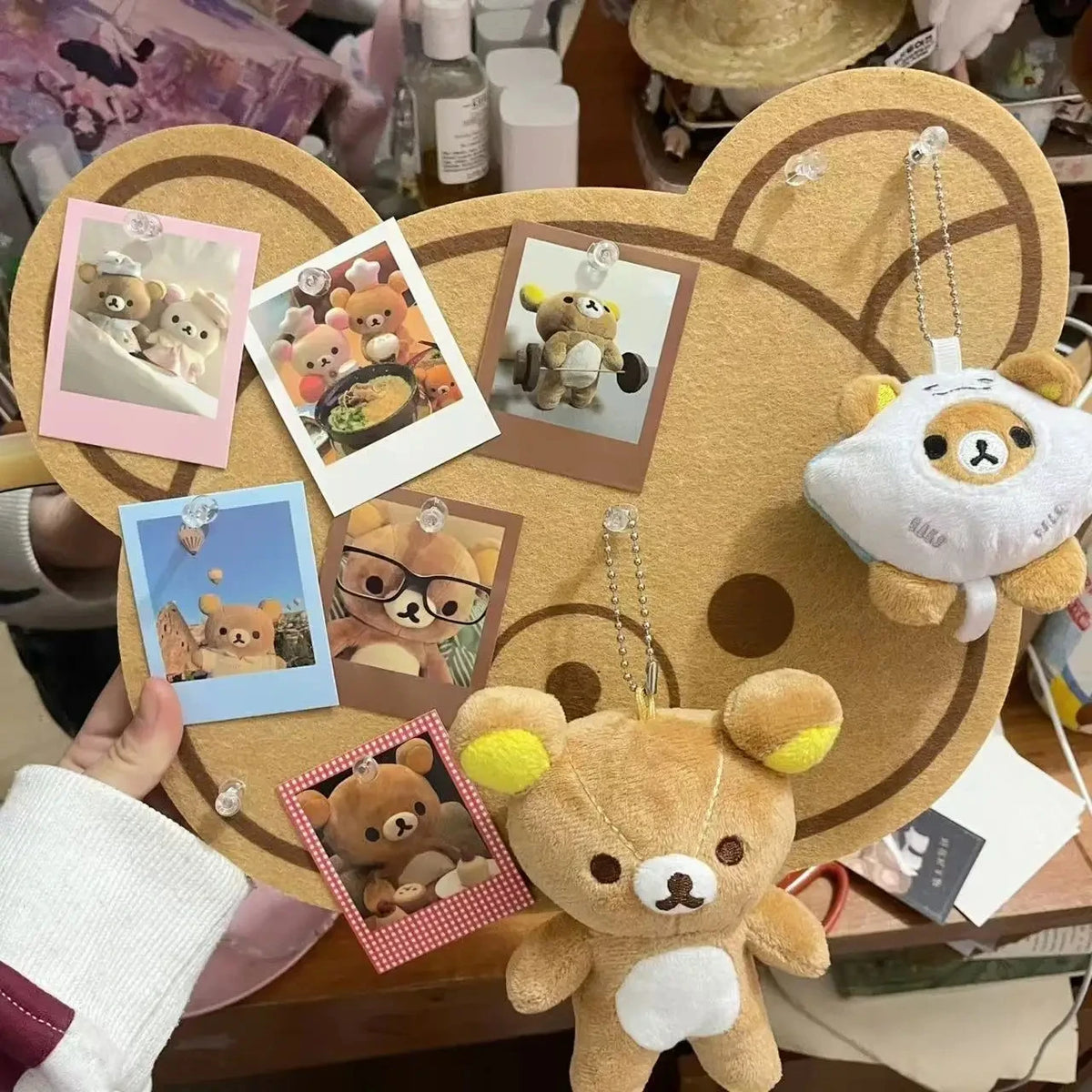 Panneau mural en feutre ours Rilakkumas installé dans une chambre d'enfant moderne