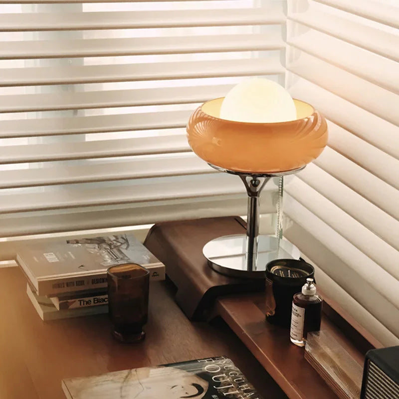Lampadaire rétro allumé dans un salon cosy