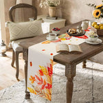 Un délicieux petit-déjeuner servi sur une table en bois, avec un livre ouvert, des fleurs et des baies fraîches, créant une ambiance chaleureuse et accueillante.