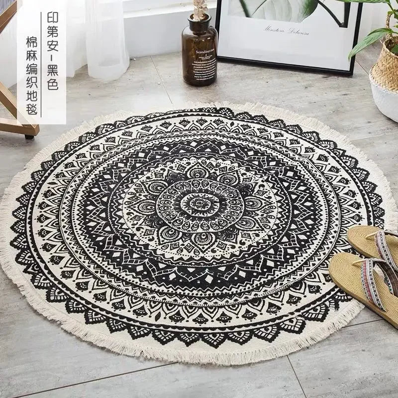 Tapis rond noir et blanc en motif de mandala ornemental avec des motifs répétitifs et géométriques, créant un design sophistiqué et élégant pour une décoration intérieure moderne.