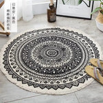 Tapis rond noir et blanc en motif de mandala ornemental avec des motifs répétitifs et géométriques, créant un design sophistiqué et élégant pour une décoration intérieure moderne.
