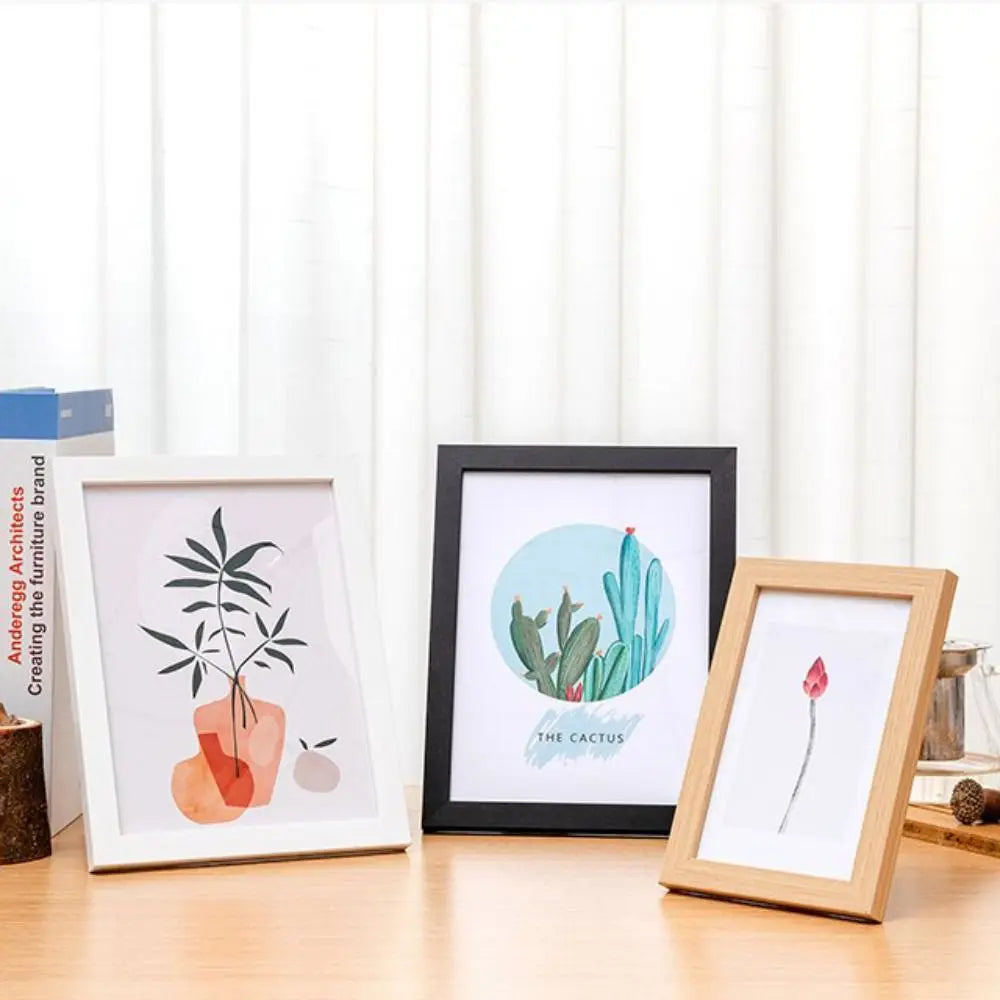 Cadre photo en bois noir 15x20 cm sur mur blanc