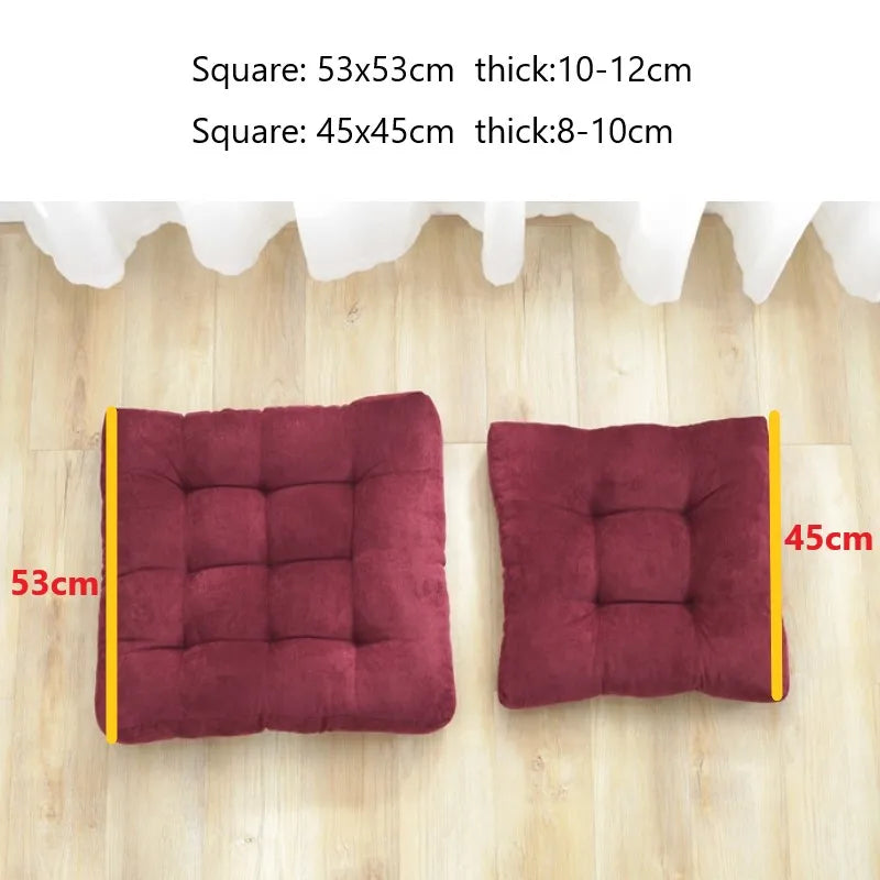 Coussin de sol rouge utilisé dans un salon moderne avec canapé gris