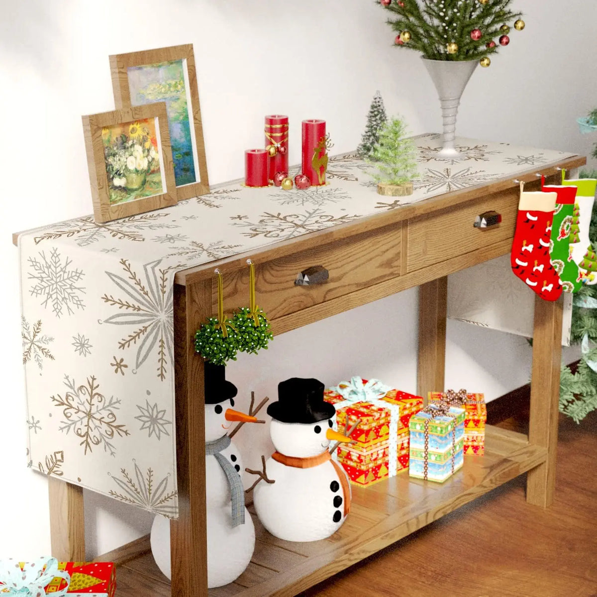 Console de Noël décorée avec un petit bonhomme de neige, des cadeaux colorés, une guirlande de Noël et des bougeoirs rouges sur un fond en bois aux motifs de flocons de neige.