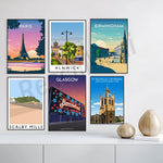 Affiche de villes populaires, notamment Paris, Alnwick, Birmingham, Glasgow, Scalby Mills et la cathédrale St Nicholas de Newcastle-upon-Tyne, présentées dans un style graphique vintage attrayant.
