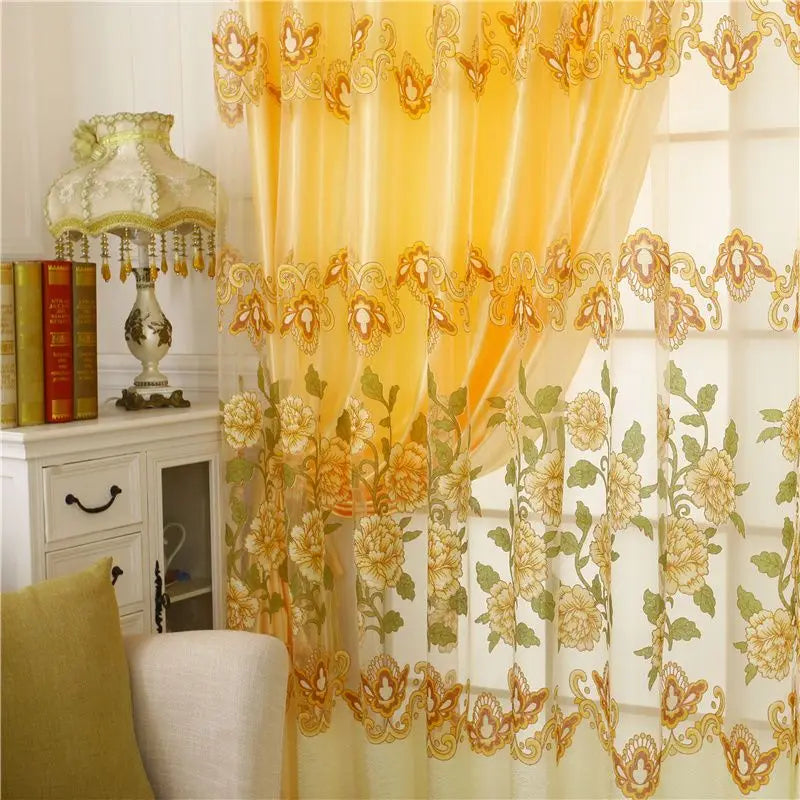 Rideau double voile beige dans un salon élégant