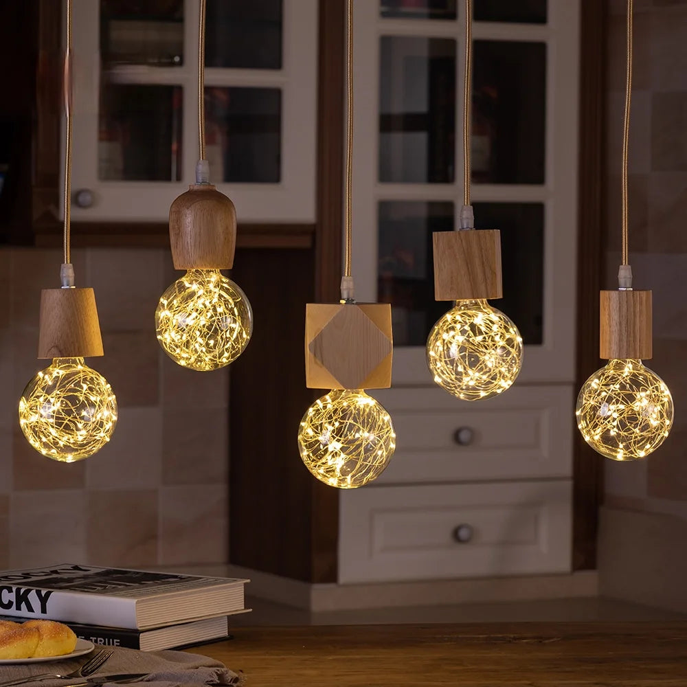 Détail de la base en bois de la lampe suspension avec douille E27