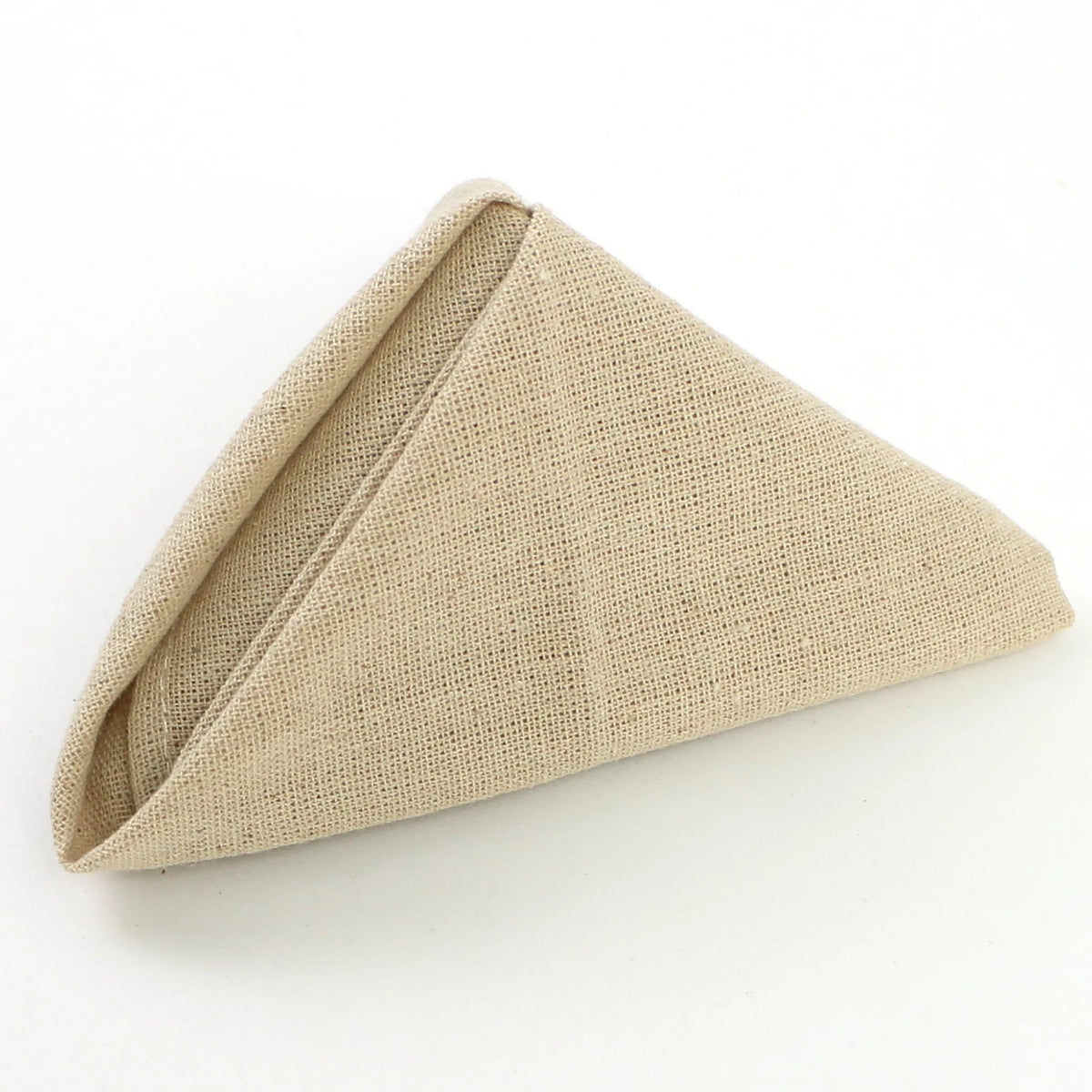 Serviette de table en jute beige pliée en triangle, matériau naturel et durable.