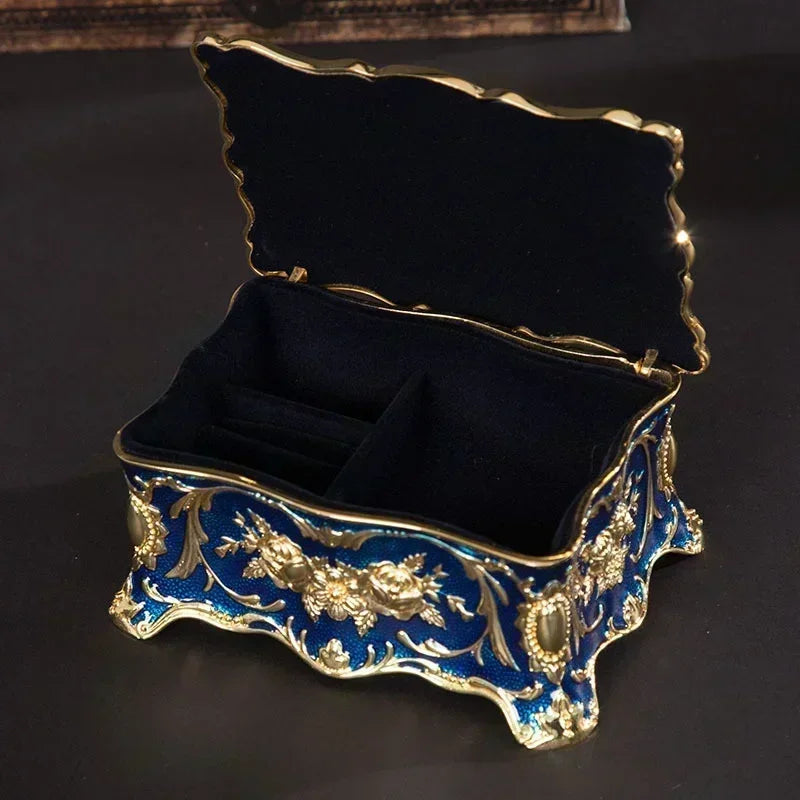 Boîte à bijoux luxe bleue avec incrustations de diamants ouverte