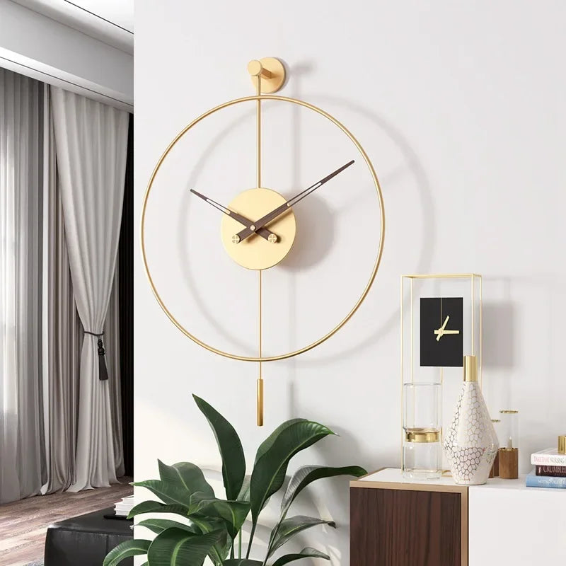 Horloge murale noire minimaliste avec pendule pivotant en gros plan