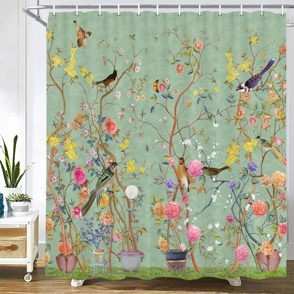 Rideau de douche élégant avec un design floral, en textile de haute qualité, suspendu dans une salle de bain soigneusement conçue. Le rideau ajoute une touche de créativité artistique à l'intérieur, complétée par un luminaire contemporain et des plantes d'intérieur verdoyantes. Le traitement de la fenêtre permet une lumière naturelle douce, mettant en valeur la peinture murale coordonnée. Parfait pour ceux qui apprécient le design d'intérieur sophistiqué et unique.