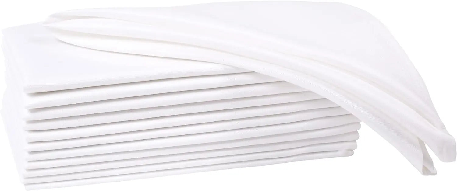 Une pile de feuilles de papier blanc empilées et organisées avec soin.